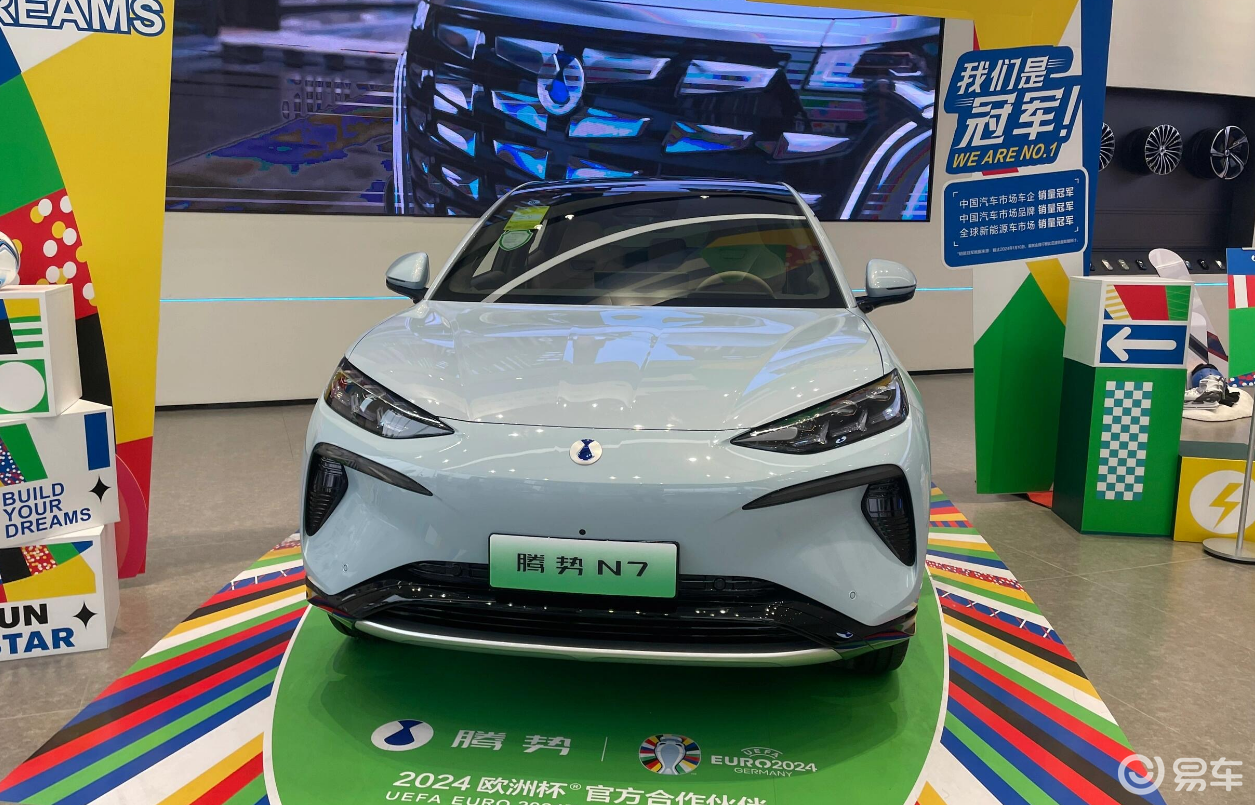 全新腾势N7实车到店，增蓝色涂装+后排扶手屏，换双腔空悬