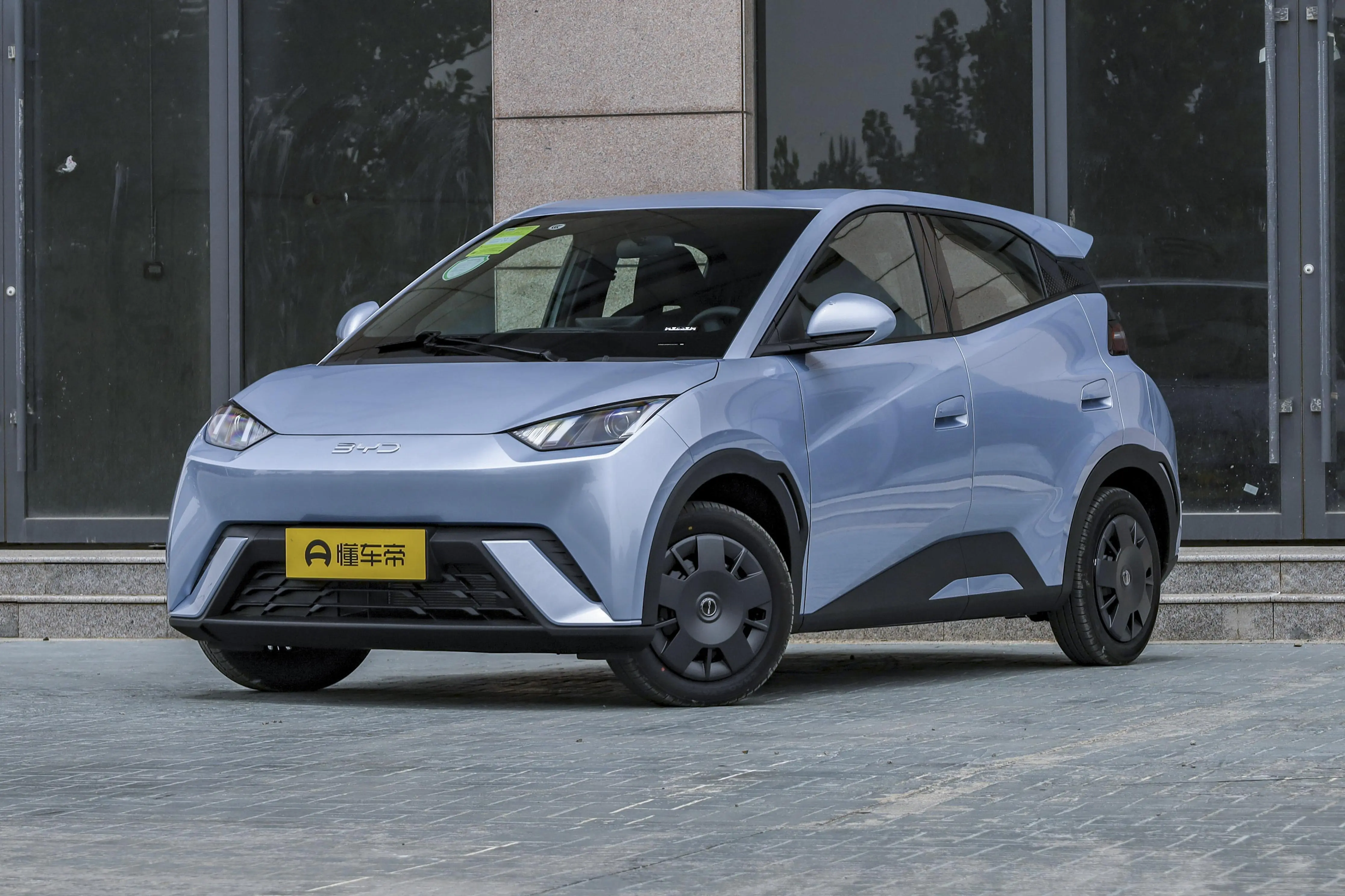 适合年轻用户的代步车，纯电续航305km，支持快充，售价6.98万